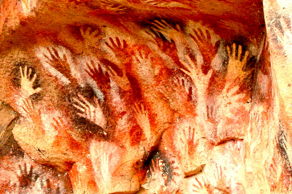 Первобытная рука. Первобытное искусство пещера Ласко. Пещера Шове Наскальная живопись Возраст. Пещера Альтамира. Росписи в пещерах Альтамира и Ласко.