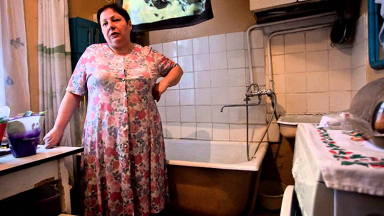 Толстая мама в душе. Ванная на кухне в коммуналке. Ванная на кухне. Ванная на кухне в сталинке.