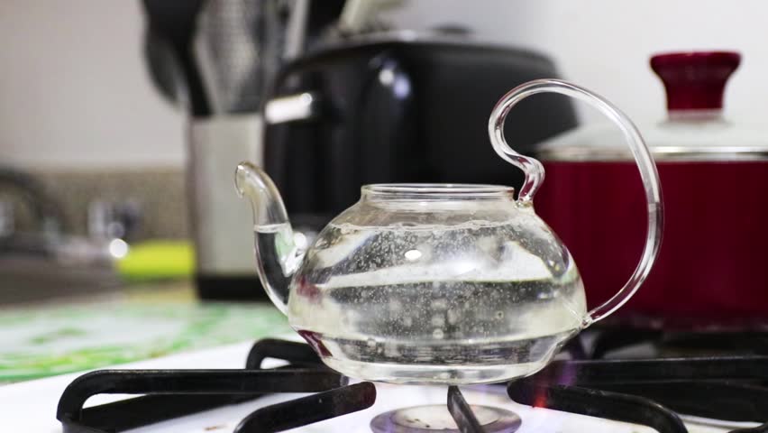 Вода становится чайником. Кипение чайника. Чайник кипятится. Кипяченая вода. Стеклянный чайник для кипячения воды.